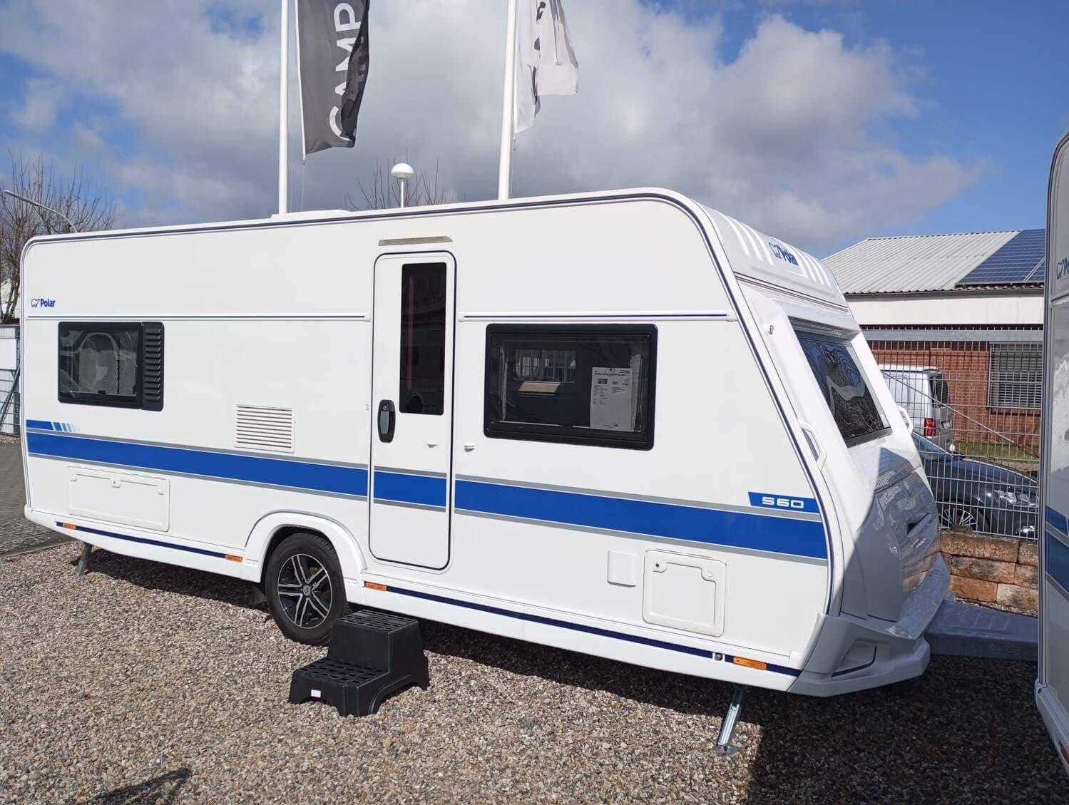 Wohnwagen Polar Blueline 560 FD Blue Line MJ. 2025 bei Camperhuus Wohnwagen Polar 560 FD Blue Line MJ. 2025 Blueline mit 4 Schlafplätzen
