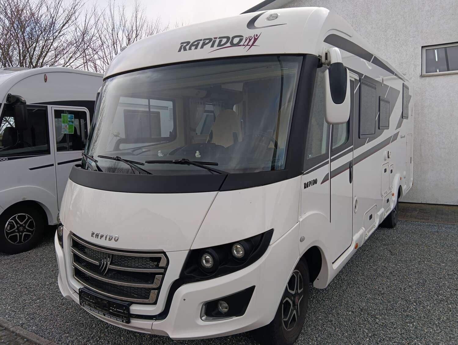 Wohnmobil Rapido Serie Distinction i96 mit 4 Sitzen bei Caravan Technik Mahl GmbH & Co.KG Wohnmobil Fiat Ducato Rapido i96 Serie Distinction mit 4 Sitzen und 2 Schlafplätzen