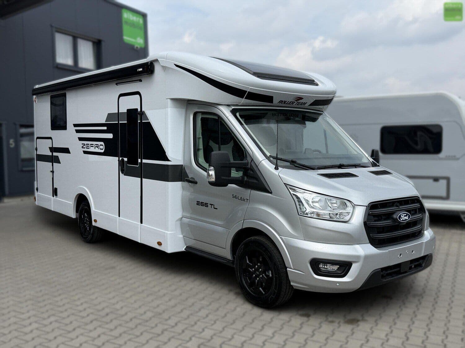 Wohnmobil Roller Team Zefiro 266 TL mit 4 Sitzen bei Albers Mobile GmbH Wohnmobil Ford Transit Roller Team 266 TL Zefiro mit 4 Sitzen und 4 Schlafplätzen