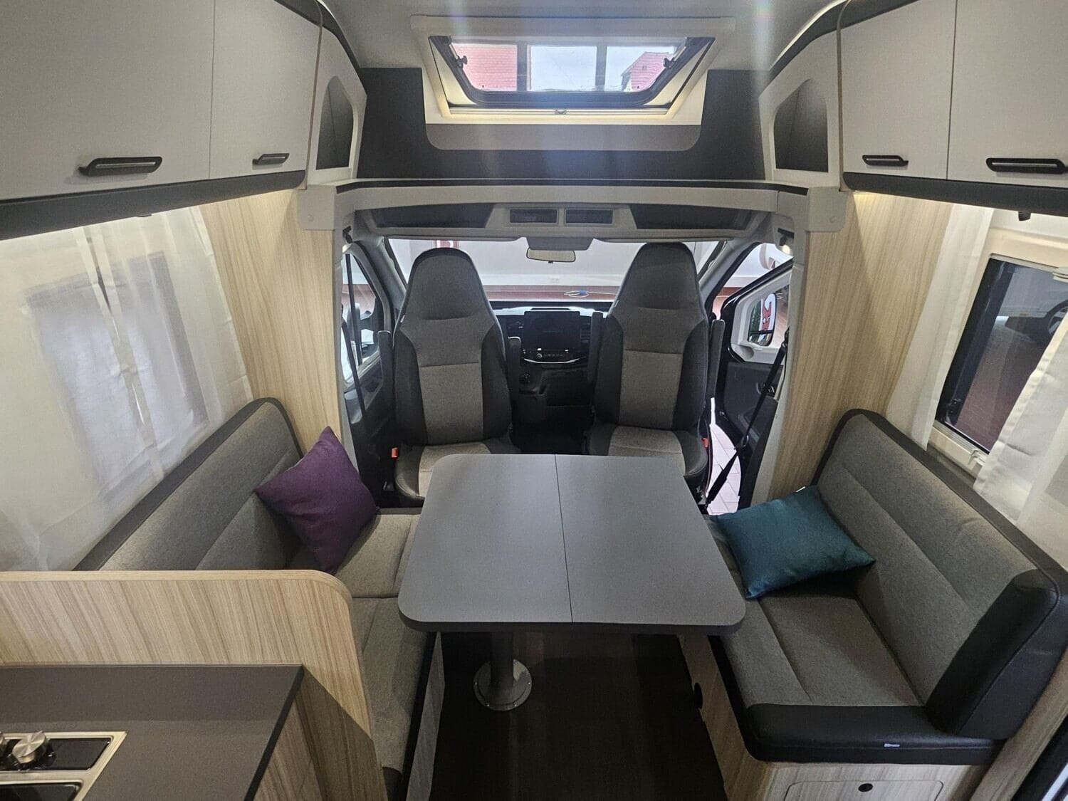 Wohnmobil Sun Living S 72DL ohne Hubbett mit 4 Sitzen bei Conrad Böhm Wohnmobil Ford Transit Sun Living 72DL ohne Hubbett S mit 4 Sitzen und 4 Schlafplätzen