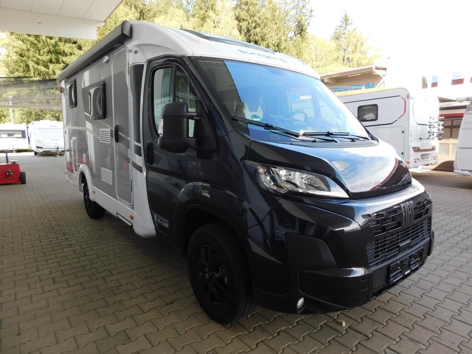 Wohnmobil Sunlight Adventure V 66 mit 4 Sitzen bei Neuss Camping / Neuss GmbH Wohnmobil Fiat Ducato Sunlight 66 Adventure V mit 4 Sitzen und 2 Schlafplätzen