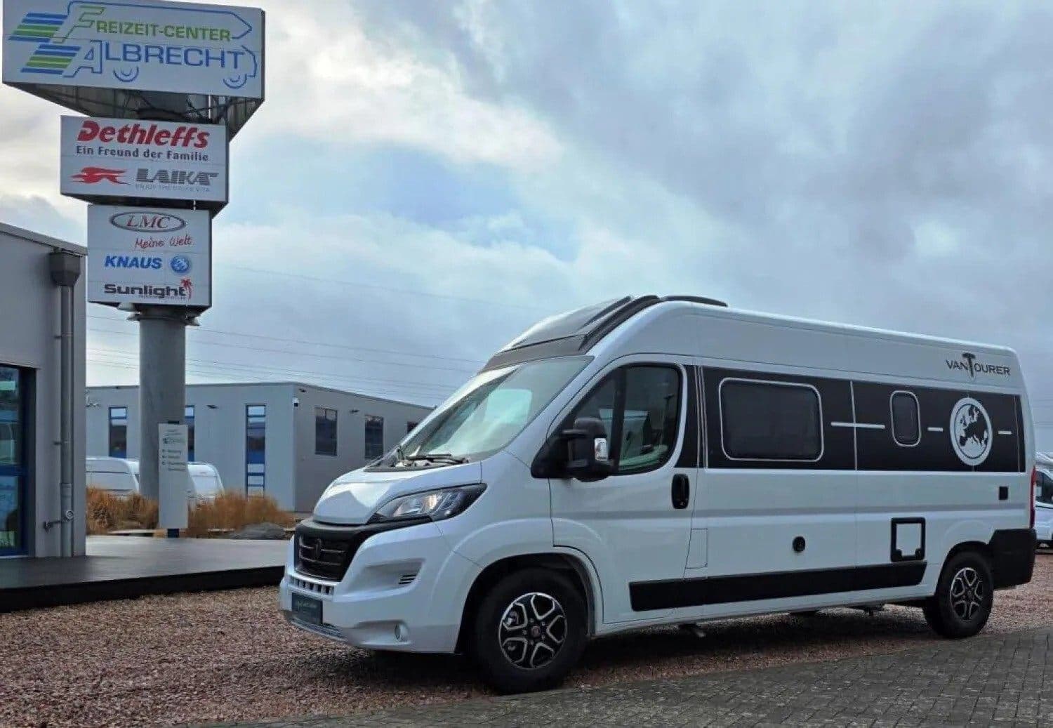 Wohnmobil VANTourer 600 D - mit 4 Sitzen bei Freizeit-Center Albrecht GmbH & Co. KG Wohnmobil Fiat Ducato VANTourer - 600 D mit 4 Sitzen und 2 Schlafplätzen