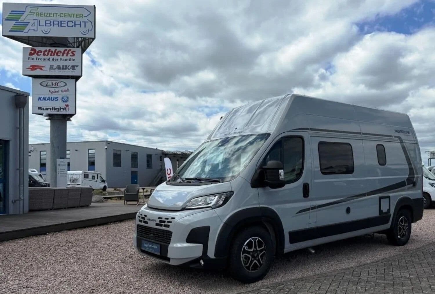Wohnmobil Weinsberg CaraBus GREY EDITION FIRE 600 DQ mit 4 Sitzen bei Freizeit-Center Albrecht GmbH & Co. KG Wohnmobil Fiat Ducato Weinsberg 600 DQ CaraBus GREY EDITION FIRE mit 4 Sitzen und 4 Schlafplätzen