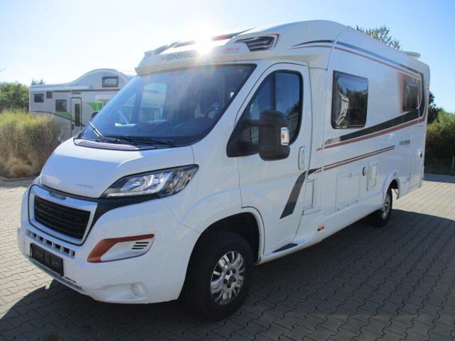 Wohnmobil Weinsberg CaraCompact EDITION PEPPER 600 MEG Solar/Sat mit 4 Sitzen bei Reisemobil-Center / Autohaus LUTZ Wohnmobil Peugeot Boxer Weinsberg 600 MEG Solar/Sat CaraCompact EDITION PEPPER mit 4 Sitzen und 2 Schlafplätzen